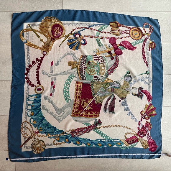 Authentic Hermès vintage scarf ‘Le Timbalier”, designed by Françoise Heron 1961 - Picture 6 of 7